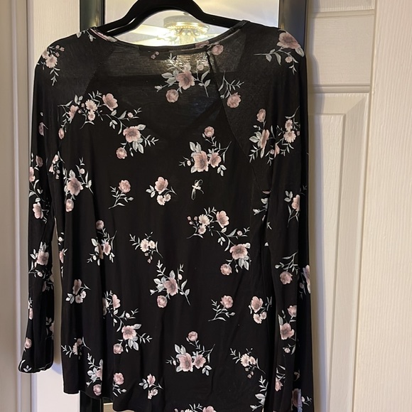 NWOT Tilly’s Floral Deep V Cross Top ~ Small - Picture 4 of 4